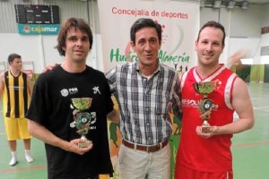 El concejal de Deportes, Juan Ibáñez, entregando premios a los dos capitantes.tyle>.apqj{p
