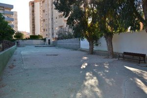 Patio que las familias del Arco Iris quieren habilitar para Educación Infantil.tyle>.apqj{