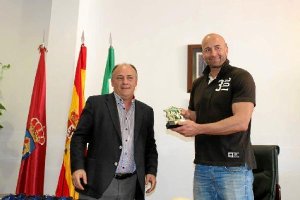 Enrique Hernando regaló a todos los jugadores del Barça.e;clip: