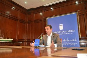 Javier Aureliano García, durante la rueda de prensa de ayer.e;c