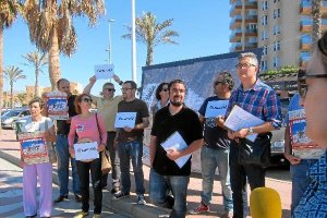 Asistentes de la plataforma a la rueda de prensa convocada en la capital.tyle>.apqj{positi