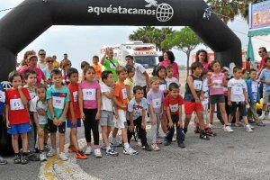 Los pequeños se preparan para tomar la salida.x