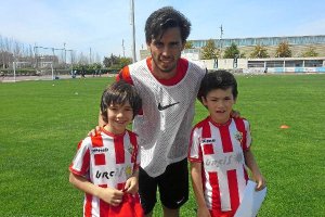 Los dos pequeños aficionados con su estrella en el campo Anexoe