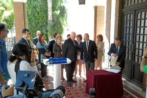 Acto de entrega de las llaves al alcalde de Almería por parte de la familia.tyle>.apqj{pos