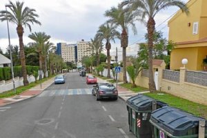 paso de peatones elevado pintado de azul, que se prohíbe en la normativa de 2008.tyle>.apq