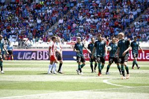Salva Sevilla en una jugada del Almería-Betisx,