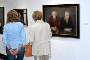 Visitantes admiran algunas obras de la exposición.e;clip:rect(4