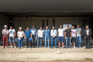 Foto de familia al final de la visita del Almería al Liceo Erasmustyle>.apqj{position:abso