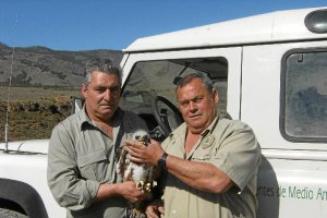 Agentes de Medio Ambiente muestran el animal.x,