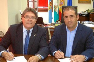 Firma del contrato con la empresa que lo gestionará. e;clip:rec