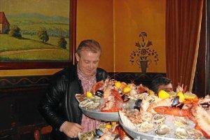 JUAN ENCISO  durante la mariscada en Francia.x,