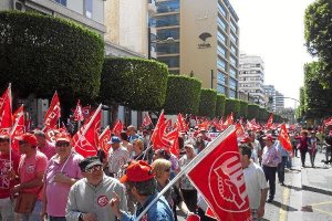 LA CONCENTRACIÓN a su paso por el Paseo de Almería.e;clip:rect(