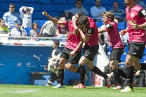Fran Vélez, celebrando su gol en Cornellá-El Prat.e;clip:rect(4
