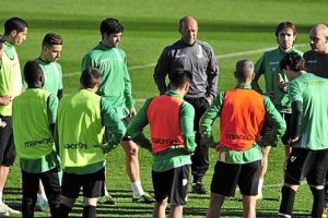 Gaby Calderón en su primera jornada como entrenador del Real Betis.tyle>.apqj{position:abs