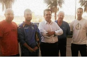 El alcalde con la directiva del Comarca de Níjar.e;clip:rect(46