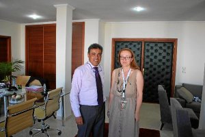 Antonia Sánchez con el comisario del SIAMx,auto