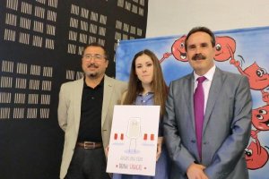 El hematólogo Arif Laarej, Teresa Díaz y el delegado de Salud, Alfredo Valdivia.tyle>.apqj