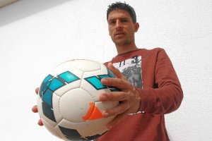 Salva Sevilla posa con una pelota tras un entrenamiento con el Betistyle>.apqj{position:ab