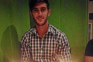 Carlos Selfa con la tarta de su cumpleañosx,aut