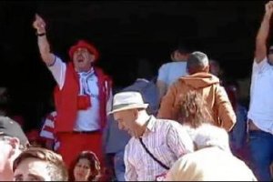 Los seguidores del granada estallaron tras ver a su equipo goleado por el Rayo.tyle>.apqj{