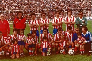 Miren la grada de Fondo Norte del Estadio Franco Navarro con los aficionados en pie.tyle>.