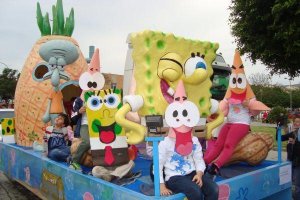 Carroza dedicada a Bob Esponja en la Feria y Fiestas de Huércal de Almería 2013tyle>.apqj{