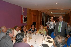 El alcalde, Luis Rogelio Rodríguez-Comendador y la concejala de Asuntos Sociales visitan una de las 