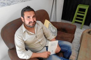 García muestra un ejemplar de ‘Pequeños desnudos’. e;clip:rect(