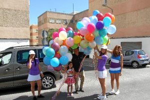 La pequeña Victoria Miras Bueso, junto a sus padres y tras cortar la cinta, lanzó al cielo globos.</