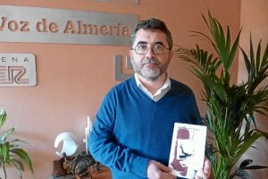 Francisco Cañabate,  con su novela, en LA VOZ.x