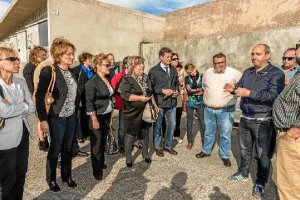 Clara Aguilera, junto a dirigentes del PSOE provincial y local, en su visita al Puerto.tyl