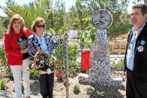 Monolito en el que han participado los alumnos para recordar a Sarmiento.tyle>.apqj{positi