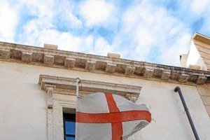 La bandera  con la Cruz de San Jorge ondeando en un balcón. e;c
