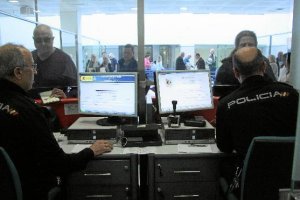 Agentes de la Policía controlan el pasaje de un vuelo de Monarch procedente de Birmingham. </title><