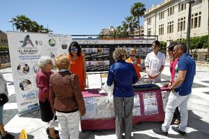 Ciudadanas reciben información en el stand. x,a