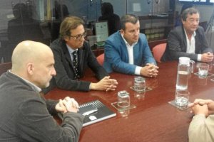 Parte  de los integrantes de la reunión en Sevilla, con el alcalde en el centro.  tyle>.ap