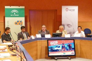 Sanitarios del 061 participantes en el taller sobre masaje cardiaco.tyle>.apqj{position:ab