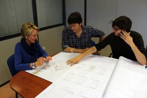 Reunión de la teniente alcalde con los arquitectos.e;clip:rect(