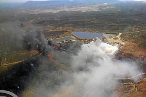 Imagen aérea tomada ayer tarde del fuego originado en el paraje El Torvizcón, en el municipio de Car