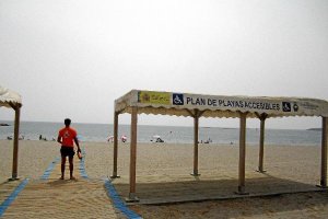 La playa ha contado con los servicios ya instalados para recibir a los visitantes.tyle>.ap