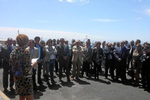 Empresarios, representantes de la Junta, antes de descubrir la placa conmemorativa.tyle>.a