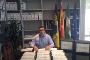  El alcalde de Zurgena, Luis Díaz, con los documentos del PGOU municipal.tyle>.apqj{positi