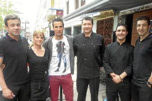 Óscar Díaz en Tentempié con todo el equipo... de camareros.e;cl