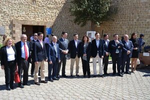 Ante el castillo, el ministro, la delegada del Gobierno, el subdelegado, el presidente del PP-A, el 