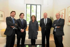 Los dirigentes vallecanos con la alcaldesa de Madrid, Ana Botella.tyle>.apqj{position:abso