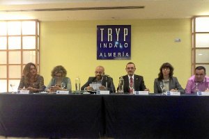 Mesa central de la asamblea con el el presidente de la FAAM, Valentín Sola, en el centro.t