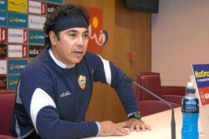 Hugo Sánchez en su etapa de entrenador del Almería.e;clip:rect(