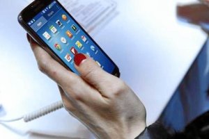 Imagen de una mujer manejando un móvil.x,auto,a