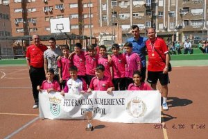 Los alevines del Bayyana pueden lucir las medallas de campeones.tyle>.apqj{position:absolu