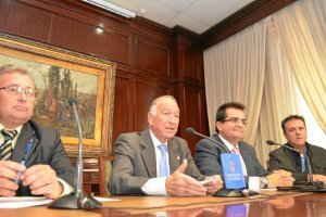 Gabriel Amat junto al alcalde de Níjar, Antonio Jesús Rodríguez.  tyle>.apqj{position:abso